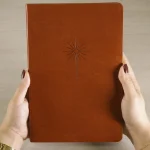 Bíblia Slim Filament | Marrom - NVT - Imagem 3